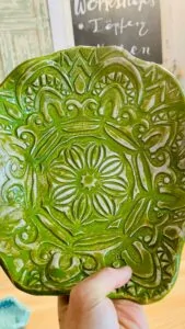Grüne Schale mit Muster als Dekoration